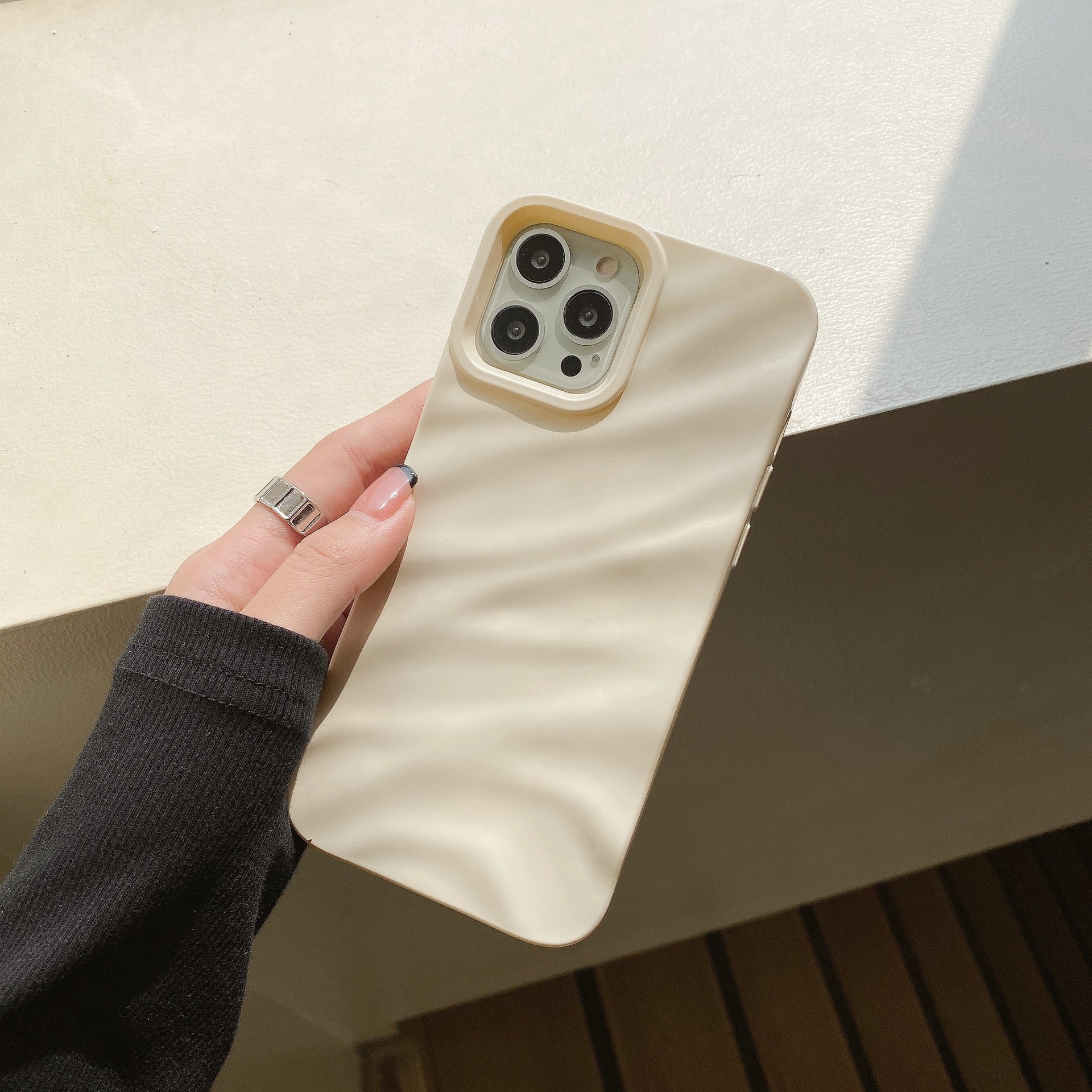 Anti-fall Soft Solid Color Wave Pleated Phone Case