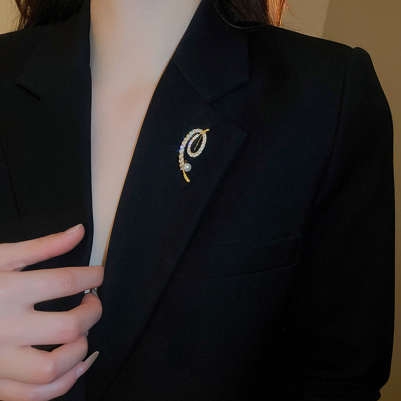 Real Gold Plating Irregular Letter Brooch