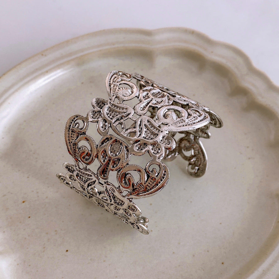 European And American Metal Flower Cutout Open-ended Bracelet Armband
