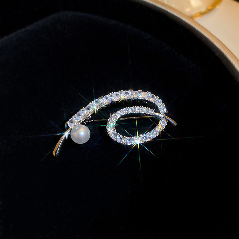 Real Gold Plating Irregular Letter Brooch